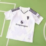 ⁦2526 season Manchester United F.C.  away Kids kit⁩ - الصورة ⁦2⁩